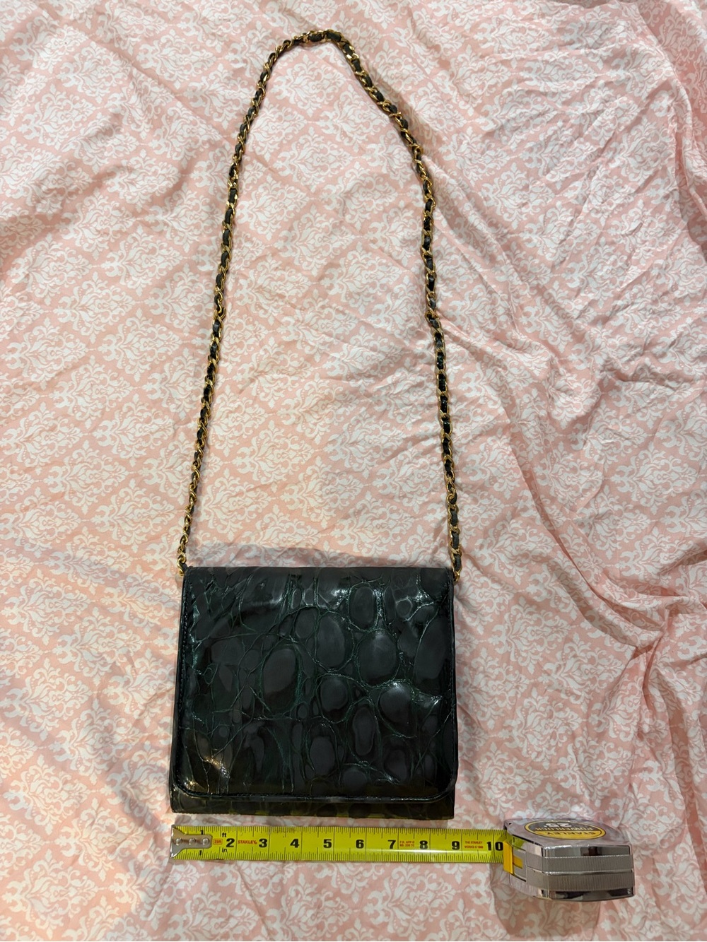 Stuart Weitzman green croc embossed crossbody with gold tone chain hardware - Picture 3 of 6